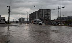 Ergani'yi sağanak vurdu, yollar göle döndü