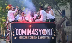 Galatasaraylı futbolcular, şampiyonluk kutlamaları için RAMS Park'a ulaştı