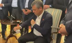 Özgür Özel, CHP Genel Merkezi'nde kendisine ulaştırılan tebligatı yırttı