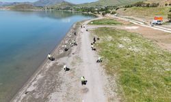 Hazar Gölü çevresinden 12 ton atık çıkarıldı