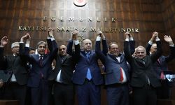 AK Parti'ye katıldı: Rozetini Erdoğan taktı!