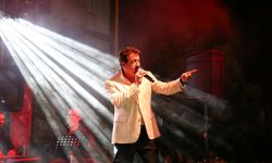 Sanatçı Ahmet Selçuk İlkan Adana'da konser verdi