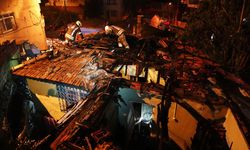 Gaziosmanpaşa'da 3 gecekondu alevlere teslim oldu