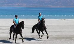Salda Gölü'nde atlı jandarma ekibi göreve başladı