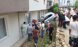 Araç, duvarla bina arasında asılı kaldı: Faciaya kıl  payı!