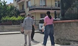 Genç kız anne ve babasını bıçakla rehin aldı!