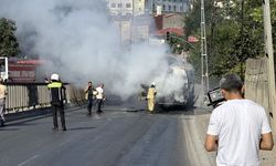 Alev alan minibüs hurdaya döndü