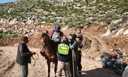 Kalp krizi geçiren kadın, katır sırtında götürüldü!