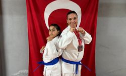 Anne ve kızı minderde birlikte şampiyonluklara koşuyor