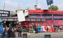 Kontrolden çıkan kamyon bakkala daldı: 1 yaralı