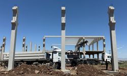 15 tonluk beton blok altında kaldılar!