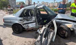 Zincirleme kazada otomobil kağıt gibi ezildi