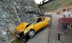 Savrulan otomobil hurdaya döndü