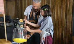 Karavanıyla köy köy dolaşarak çocuklara oyuncak yapımını öğretiyor