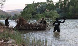 Oğlunu kurtarmak için nehre giren baba kayboldu