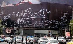 Tahran’daki İnkılap Meydanı’na "tabutta yatan Trump" afişi asıldı