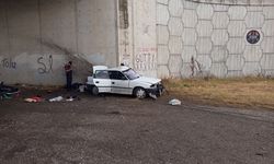 Duvara çarpan arabada 3 kişi hayatını kaybetti