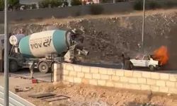 Yanan otomobili beton mikseri söndürdü!