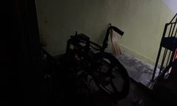 Babasının tekerlekli sandalyesini ateşe verdi