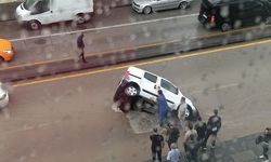 Başkenti sağanak vurdu: Yol çöktü, araçlar suya battı!