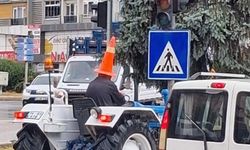 Traktör sürücüsünden yağmura karşı 'dubalı' önlem!