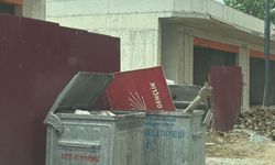 CHP'den ayrılıp tabelayı çöpe attılar!