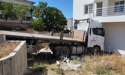 Freni boşalan tır apartmana çarptı!