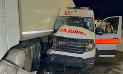 Ambulans ile tır çarpıştı: 6 yaralı