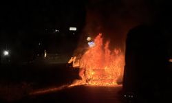 Seyir halindeki otomobil yandı, kullanılamaz hale geldi