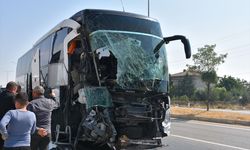 Yolcu otobüsü kamyonete çarptı!