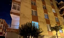 Balkonu çöken 5 katlı bina tahliye edildi!