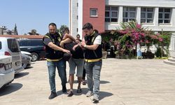 Mezarlık ziyaretçilerinin telefonlarını çaldılar