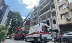 Çatıdaki çıplak turist intihar paniği yaşattı