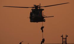 Helikopterle gemiye baskın! Gölge filosuna operasyon