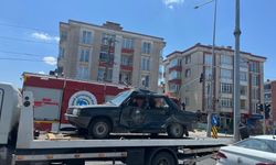 Ters yönden çıkan araç otomobille çarpıştı