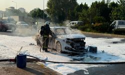 Alev alan otomobildeki 4 kişi yaralandı