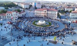 Tarihi meydanda rekor kırıldı: Aynı anda halay çekti