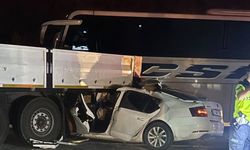Yolcu otobüsü tıra çarptı: 1 ölü, 5 yaralı