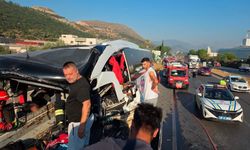 Yolcu otobüsü tıra arkadan çarptı: 2 ölü 18 yaralı
