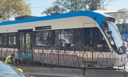Beyoğlu’nda Tramvay raydan çıktı, yolcular tahliye edildi