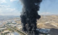 Elazığ’da yanan yalıtım fabrikası havadan görüntülendi