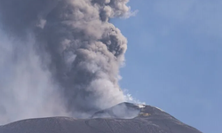 İtalya'da Etna'nın kül bulutu uçuşları durdurdu