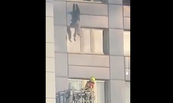 Berlin'de nefes kesen kurtuluş: 11. kattan kurtarma sepetine atladı