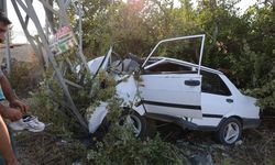 Elektrik direğine çarpan Tofaş hurdaya döndü