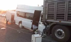 Tarım işçilerini taşıyan minibüs tıra çarptı: 19 yaralı