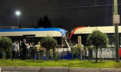 Zeytinburnu'nda iki tramvay kafa kafaya çarpıştı