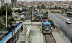 Zeytinburnu'nda iki tramvay kafa kafaya çarpıştı