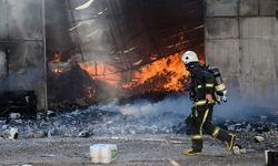 Antalya'da ambalaj deposunda yangın: Alevler eve sıçradı