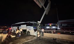 Yolcu otobüsü tabela direğine çarptı: Çok sayıda yaralı var!
