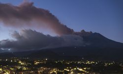 Etna Yanardağı yine canlandı, havayolu uçuşları durdu!